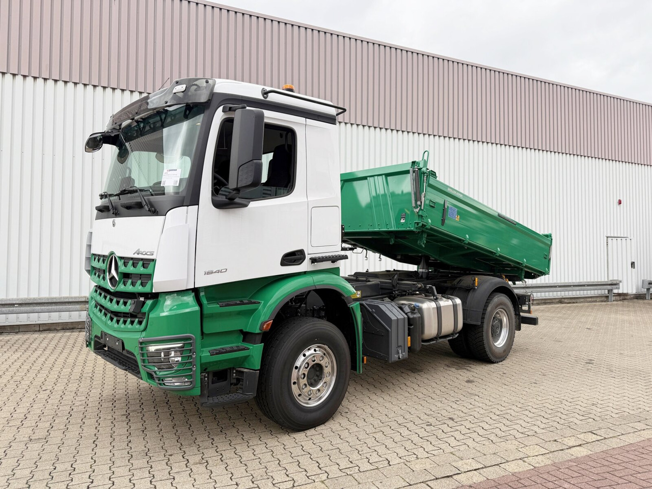 Mercedes-Benz Arocs 1840 K 4x2 Arocs 1840 K 4x2, MultimediaCockpit, Alu-Bordwände, Platz für Kranmontage - Camião basculante: foto 1 Mercedes-Benz Arocs 1840 K 4x2 Arocs 1840 K 4x2, MultimediaCockpit, Alu-Bordwände, Platz für Kranmontage - Camião basculante: foto 1