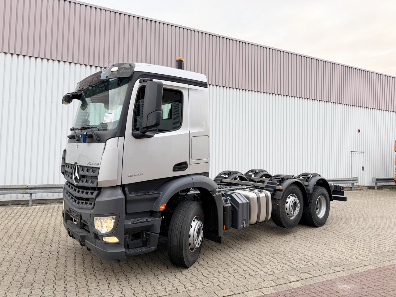 Mercedes-Benz Arocs 2542 L 6x2/4 Arocs 2542/45 L 6x2/4, Vorlauflenk-/liftachse, Navi, MultimediaCockpit - Camião chassi: foto 1 Mercedes-Benz Arocs 2542 L 6x2/4 Arocs 2542/45 L 6x2/4, Vorlauflenk-/liftachse, Navi, MultimediaCockpit - Camião chassi: foto 1