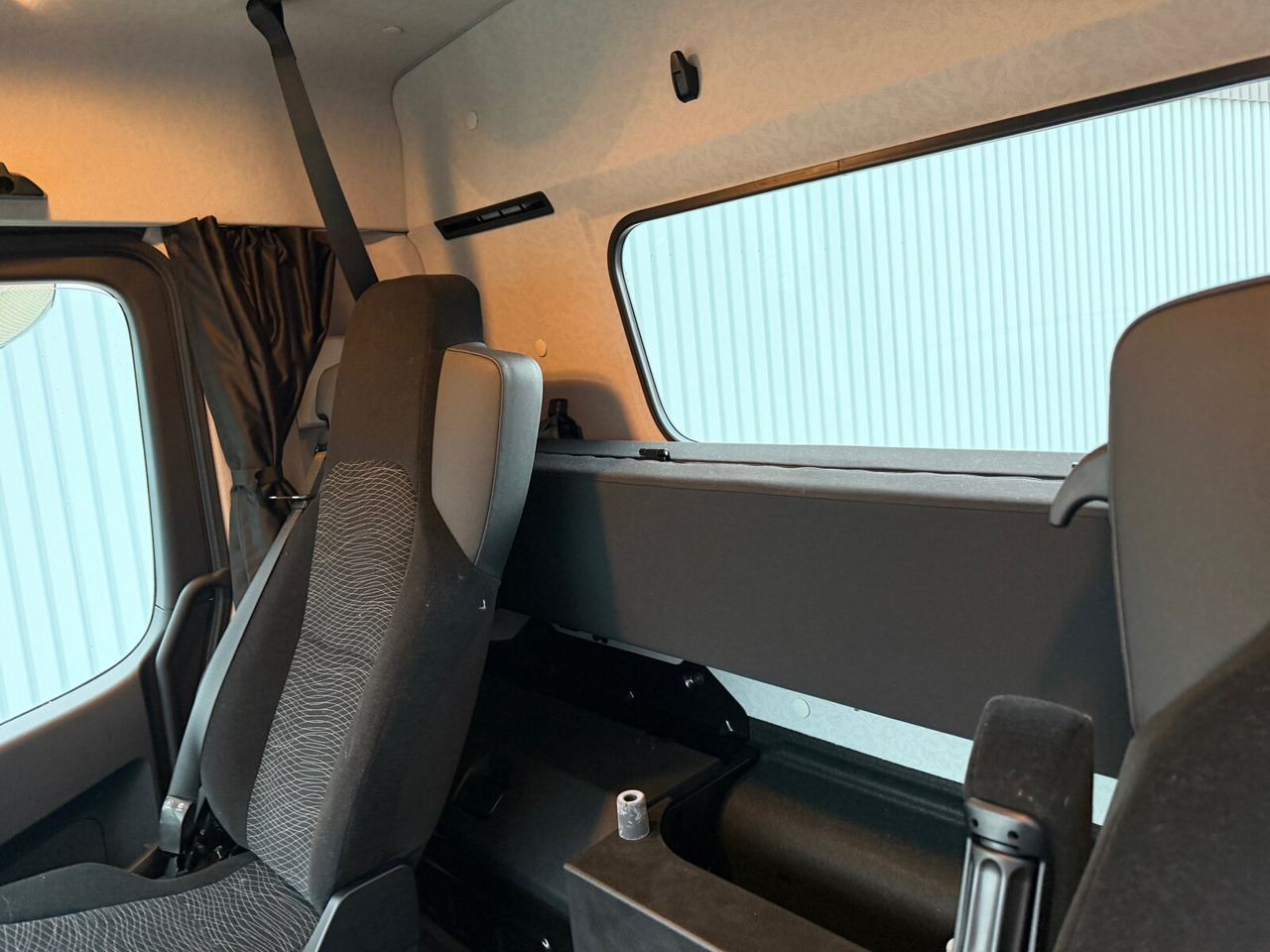 Mercedes-Benz Arocs 2542 L 6x2/4 Arocs 2542/45 L 6x2/4, Vorlauflenk-/liftachse, Navi, MultimediaCockpit - Camião chassi: foto 5 Mercedes-Benz Arocs 2542 L 6x2/4 Arocs 2542/45 L 6x2/4, Vorlauflenk-/liftachse, Navi, MultimediaCockpit - Camião chassi: foto 5