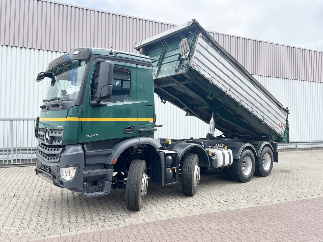 Mercedes-Benz Arocs 3243 K 8x4 Arocs 3243 K 8x4, Ressenig Thermo Alukipper 3-S - Camião basculante: foto 1 Mercedes-Benz Arocs 3243 K 8x4 Arocs 3243 K 8x4, Ressenig Thermo Alukipper 3-S - Camião basculante: foto 1