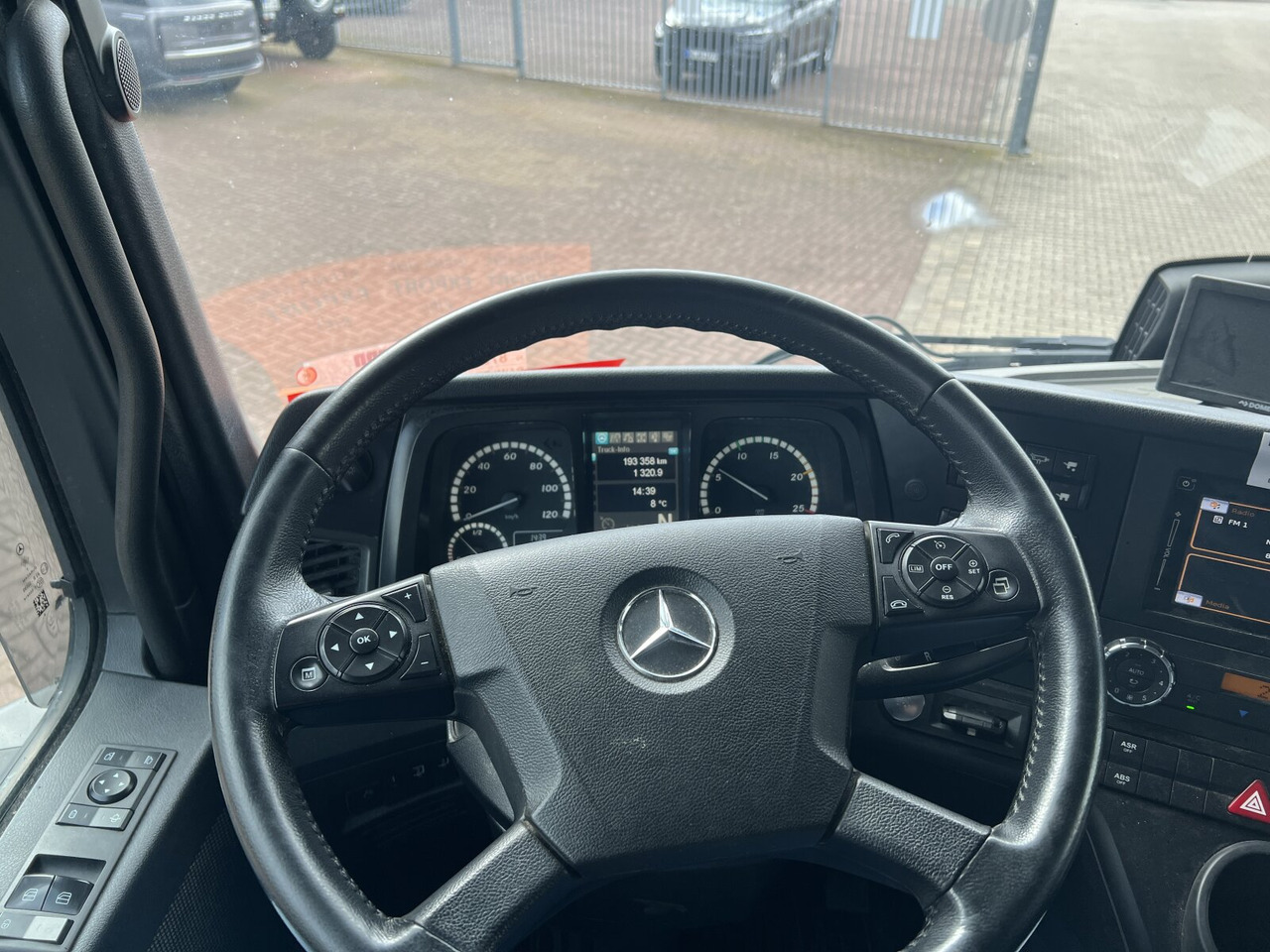 Fotografia de interior 1: Camião polibenne Mercedes-Benz Arocs 3253 K 8x4/4 Arocs 3253 K 8x4/4, Retarder