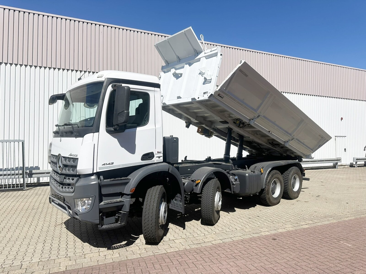 Mercedes-Benz Arocs 4142 K 8x4/4 Arocs 4142/45 K 8x4/4, Meiller Bordmatik links - Camião basculante: foto 1 Mercedes-Benz Arocs 4142 K 8x4/4 Arocs 4142/45 K 8x4/4, Meiller Bordmatik links - Camião basculante: foto 1