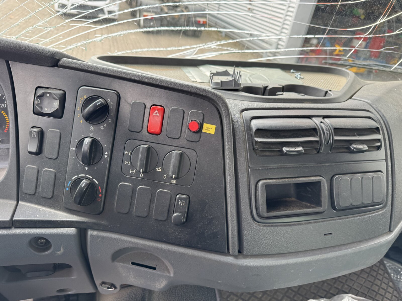 Mercedes-Benz Atego 1023 A 4x4 mit Unfallschaden! Atego 1023 A 4x4, Einzelbereifung, Heckkran Palfinger PK4501-B, Funk, UNFALLSCHADEN! - Camião chassi, Camião grua: foto 4 Mercedes-Benz Atego 1023 A 4x4 mit Unfallschaden! Atego 1023 A 4x4, Einzelbereifung, Heckkran Palfinger PK4501-B, Funk, UNFALLSCHADEN! - Camião chassi, Camião grua: foto 4