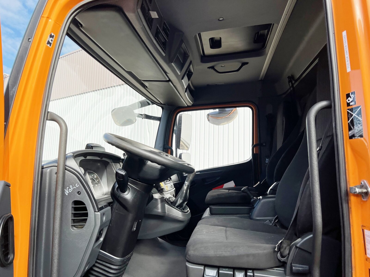 Mercedes-Benz Atego 1023 L 4x2 Atego 1023 L 4x2 mit Kran Fassi F85B.0.21 - Camião grua, Camião de caixa aberta/ Plataforma: foto 4 Mercedes-Benz Atego 1023 L 4x2 Atego 1023 L 4x2 mit Kran Fassi F85B.0.21 - Camião grua, Camião de caixa aberta/ Plataforma: foto 4