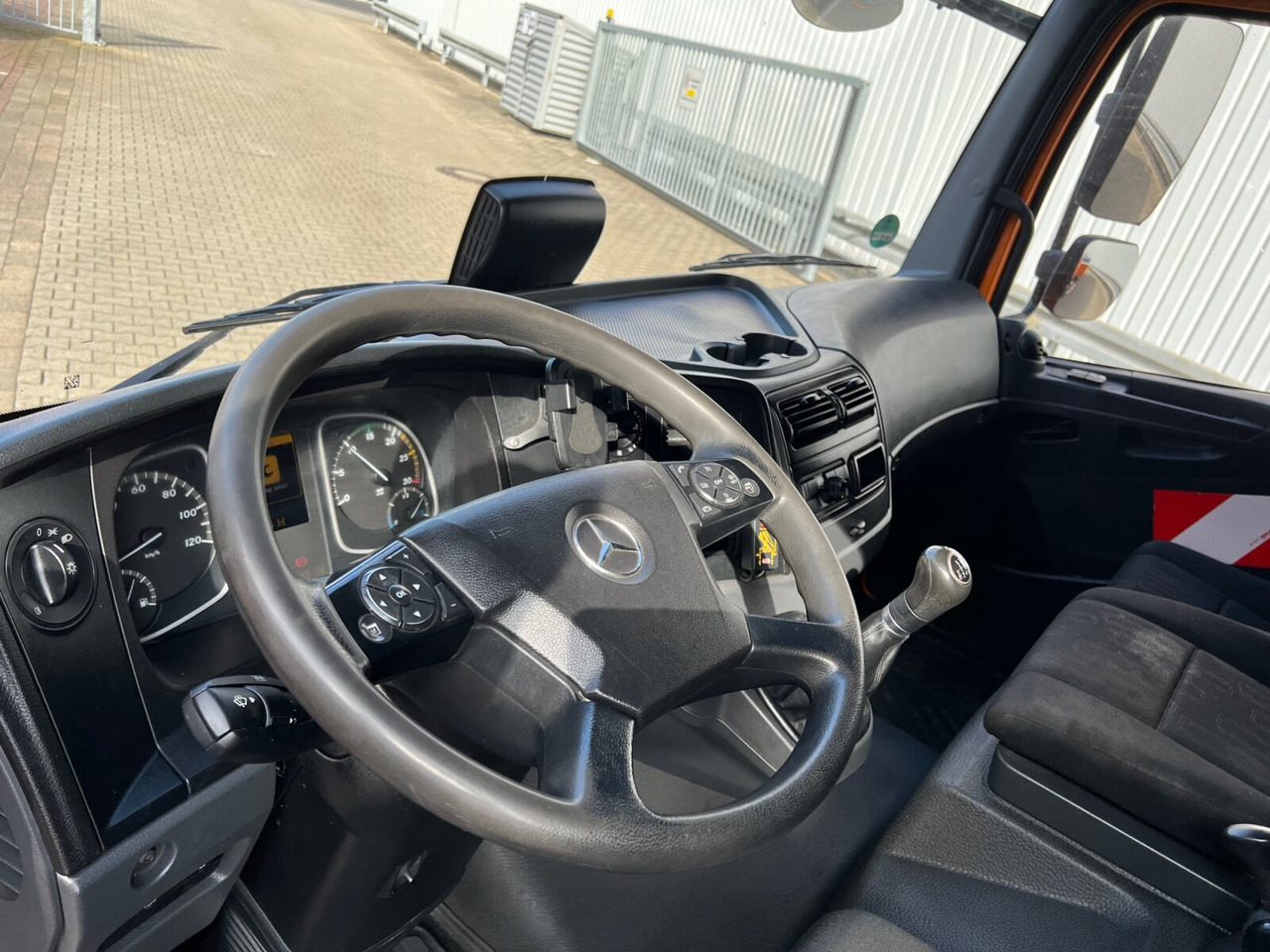 Mercedes-Benz Atego 1023 L 4x2 Atego 1023 L 4x2 mit Kran Fassi F85B.0.21 - Camião grua, Camião de caixa aberta/ Plataforma: foto 5 Mercedes-Benz Atego 1023 L 4x2 Atego 1023 L 4x2 mit Kran Fassi F85B.0.21 - Camião grua, Camião de caixa aberta/ Plataforma: foto 5