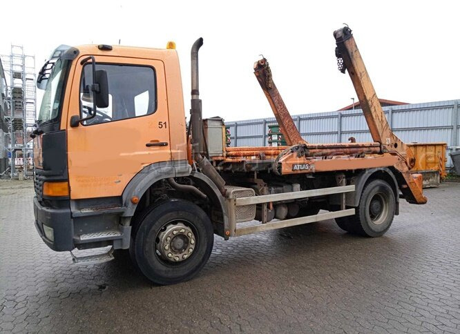 Mercedes-Benz Atego 1828 K 4x2 Atego 1828 K 4x2 - Camião multibenne: foto 1 Mercedes-Benz Atego 1828 K 4x2 Atego 1828 K 4x2 - Camião multibenne: foto 1