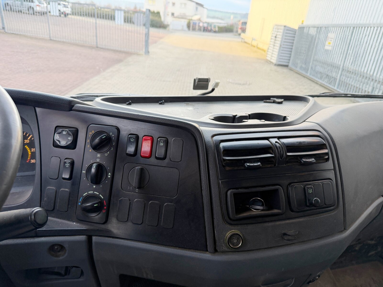 Mercedes-Benz Atego 818 K 4x2 Atego 818 K 4x2, 2x AHK - Camião basculante: foto 5 Mercedes-Benz Atego 818 K 4x2 Atego 818 K 4x2, 2x AHK - Camião basculante: foto 5