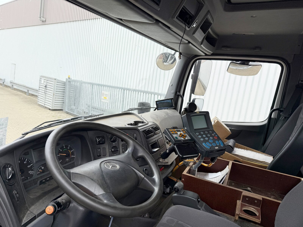Mercedes-Benz Axor 1824 AK 4x4 Axor 1824 AK 4x4, Tele-Absetzer, Winterdienstausstattung - Camião multibenne: foto 4 Mercedes-Benz Axor 1824 AK 4x4 Axor 1824 AK 4x4, Tele-Absetzer, Winterdienstausstattung - Camião multibenne: foto 4