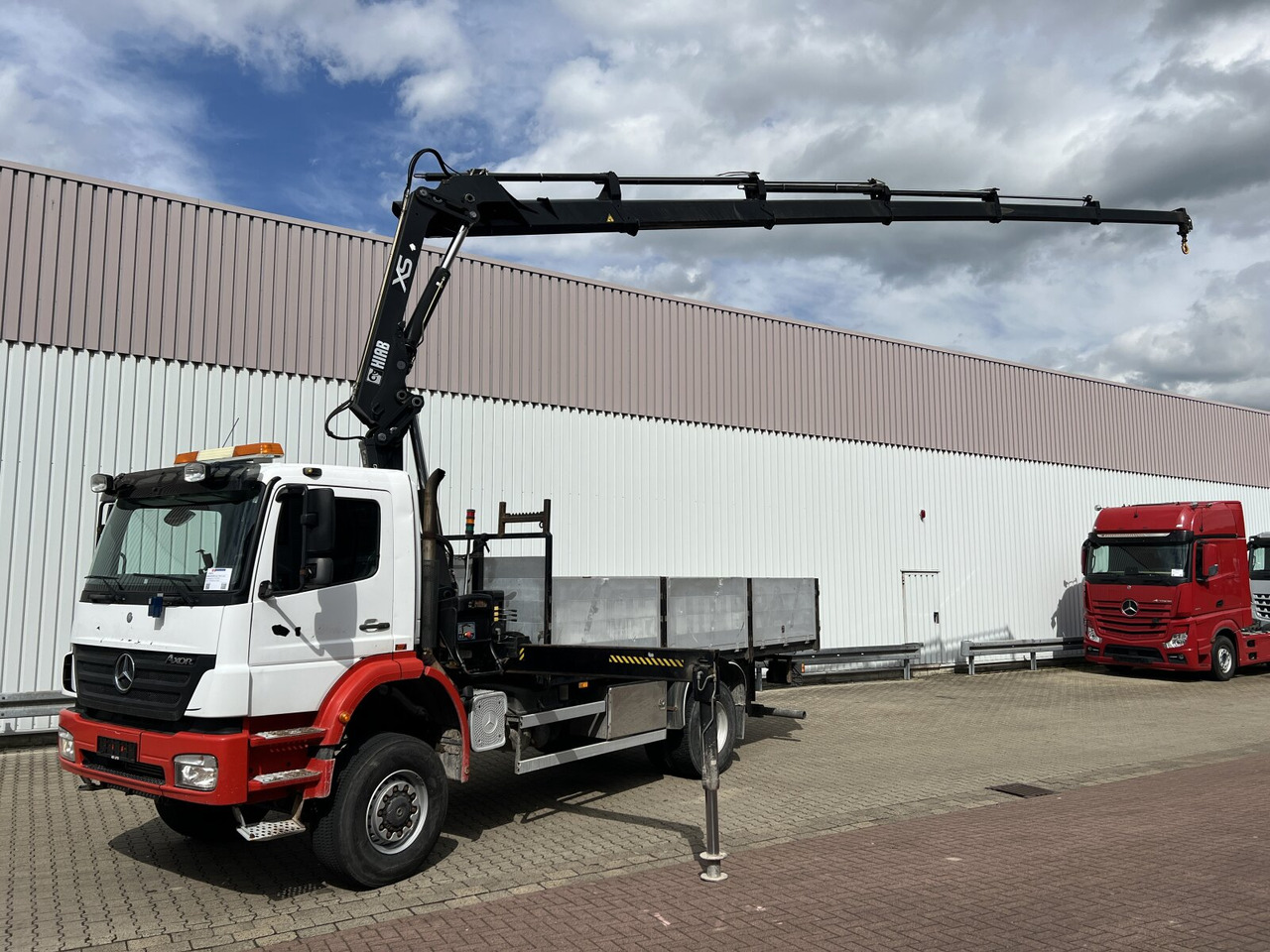 Mercedes-Benz Axor 1828 A 4x4 Axor 1828 A 4x4 mit Kran Hiab XS 166 E-5 - Camião grua, Camião de caixa aberta/ Plataforma: foto 1 Mercedes-Benz Axor 1828 A 4x4 Axor 1828 A 4x4 mit Kran Hiab XS 166 E-5 - Camião grua, Camião de caixa aberta/ Plataforma: foto 1