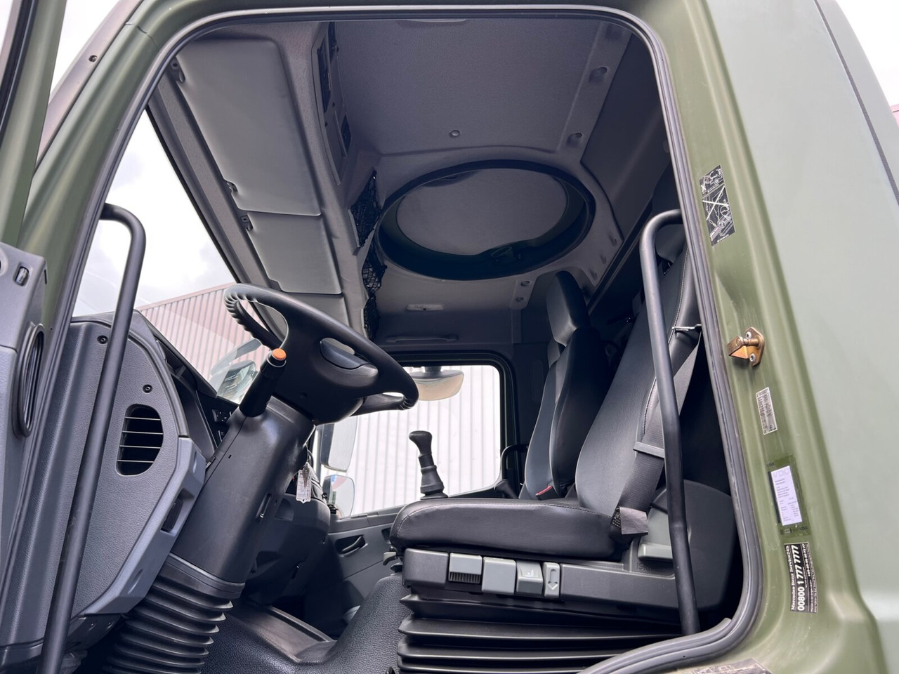 Fotografia de interior 1: Camião de caixa aberta/ Plataforma Mercedes-Benz Axor 1829 A 4x4 Axor 1829 A 4x4