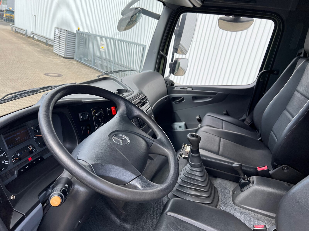 Fotografia de interior 2: Camião de caixa aberta/ Plataforma Mercedes-Benz Axor 1829 A 4x4 Axor 1829 A 4x4