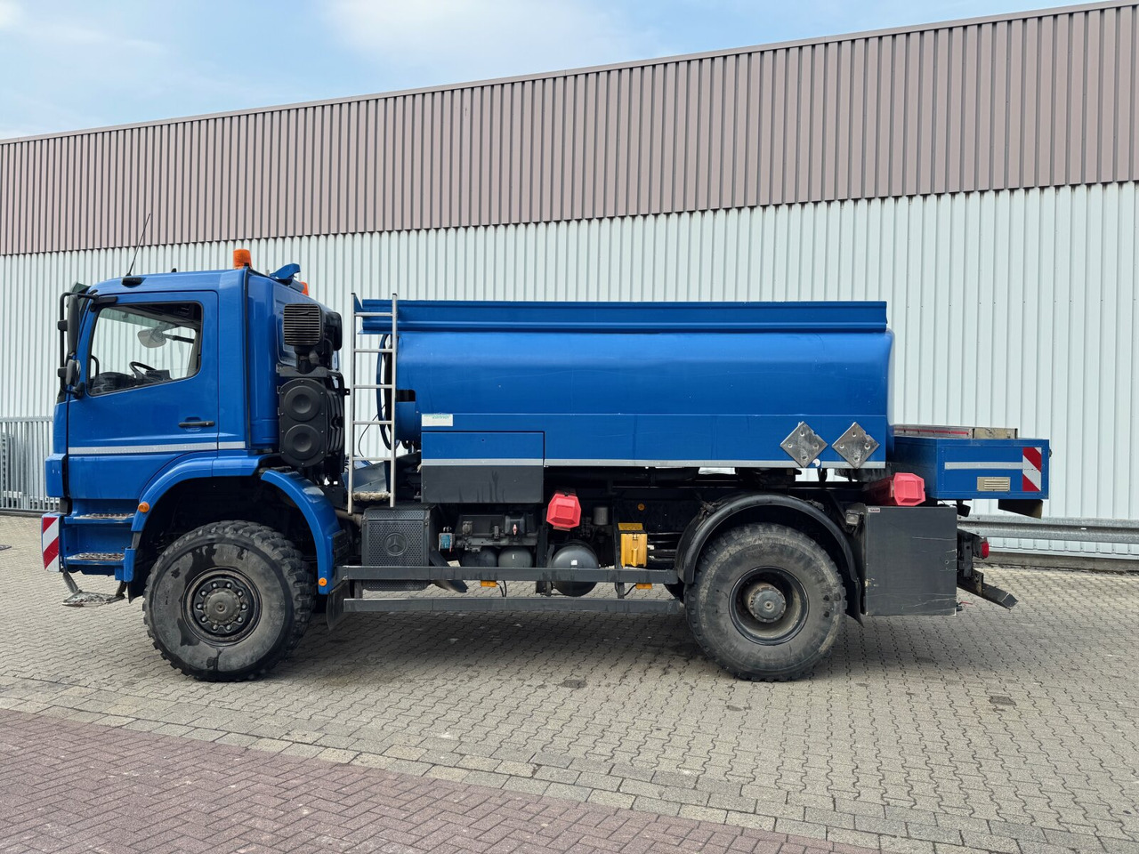Mercedes-Benz Axor 1829 A 4x4 Axor 1829 A 4x4, Willig Tank ca. 8500l, 2 Kammern - Caminhão tanque: foto 3 Mercedes-Benz Axor 1829 A 4x4 Axor 1829 A 4x4, Willig Tank ca. 8500l, 2 Kammern - Caminhão tanque: foto 3