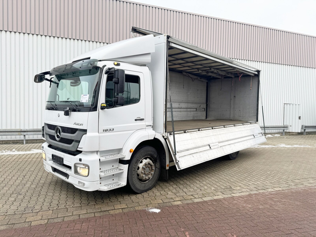Mercedes-Benz Axor 1833 L 4x2 Axor 1833 L 4x2, Getränkekoffer - Camião furgão: foto 1 Mercedes-Benz Axor 1833 L 4x2 Axor 1833 L 4x2, Getränkekoffer - Camião furgão: foto 1