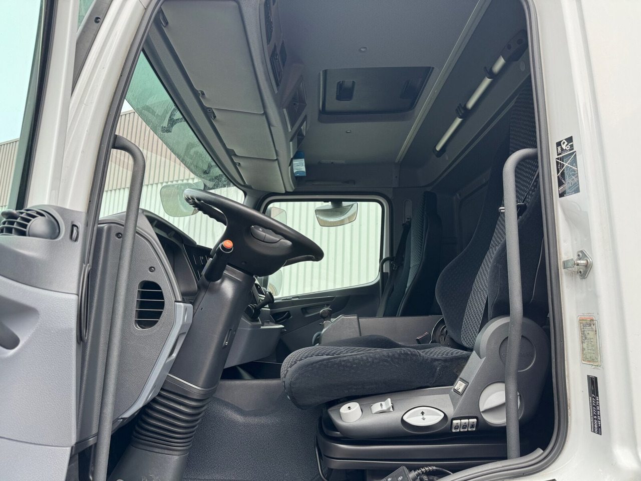 Mercedes-Benz Axor 1833 L 4x2 Axor 1833 L 4x2, Getränkekoffer - Camião furgão: foto 2 Mercedes-Benz Axor 1833 L 4x2 Axor 1833 L 4x2, Getränkekoffer - Camião furgão: foto 2