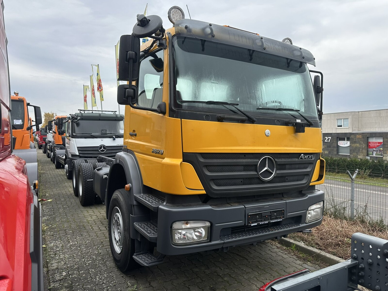 Mercedes-Benz Axor 2629 K 6x4 Axor 2629 K 6x4, PTO, Steel, Manual, 6-Zylinder - Camião chassi: foto 1 Mercedes-Benz Axor 2629 K 6x4 Axor 2629 K 6x4, PTO, Steel, Manual, 6-Zylinder - Camião chassi: foto 1
