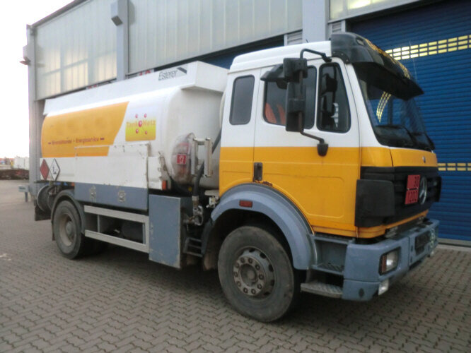 Mercedes-Benz SK 1824 L 4x2 SK 1824 L 4x2, Esterer Tankaufbau ca. 13.100l, 2 Kammern - Caminhão tanque: foto 1 Mercedes-Benz SK 1824 L 4x2 SK 1824 L 4x2, Esterer Tankaufbau ca. 13.100l, 2 Kammern - Caminhão tanque: foto 1