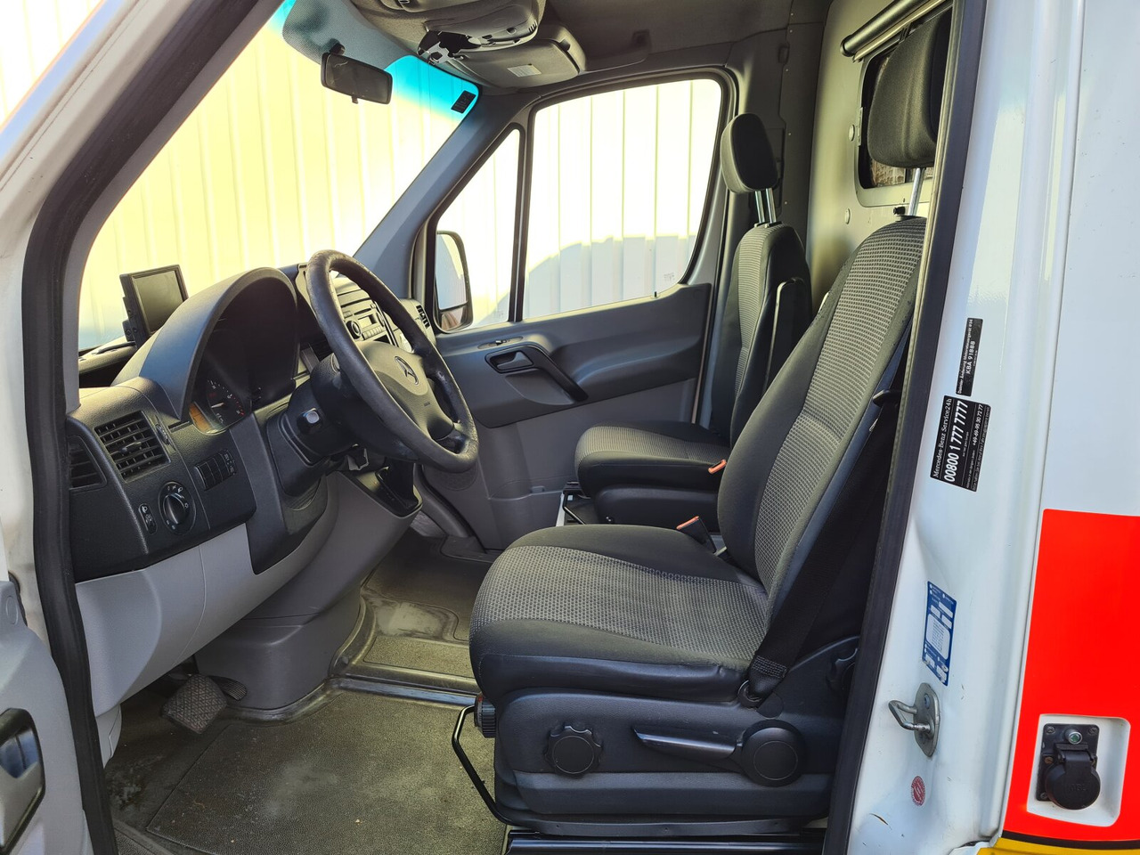Mercedes-Benz Sprinter 316 KA 4x2 Sprinter 316 KA 4x2, Rettungswagen - Furgão: foto 5 Mercedes-Benz Sprinter 316 KA 4x2 Sprinter 316 KA 4x2, Rettungswagen - Furgão: foto 5
