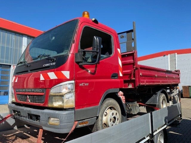 Camião basculante Mitsubishi Canter Fuso 7C15D 4x2 Canter Fuso 7C15D 4x2, Wasserschaden!: foto 6 Camião basculante Mitsubishi Canter Fuso 7C15D 4x2 Canter Fuso 7C15D 4x2, Wasserschaden!: foto 6