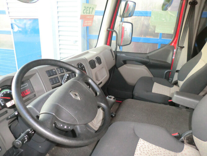 Fotografia de interior 1: Camião chassi Renault Midlum 220 DXi 4x2 Chassi Länge 7,5 m