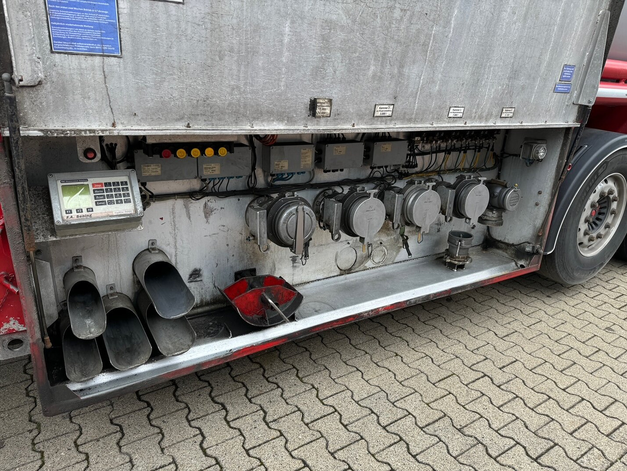 Schrader Z-STA 24-42.7/4 Tankauflieger Z-STA 24-42.7/4, 4 Kammern, ca. 42700l, 2x Liftachse, Oben-/Untenbefüllung - Semirreboque tanque: foto 2 Schrader Z-STA 24-42.7/4 Tankauflieger Z-STA 24-42.7/4, 4 Kammern, ca. 42700l, 2x Liftachse, Oben-/Untenbefüllung - Semirreboque tanque: foto 2