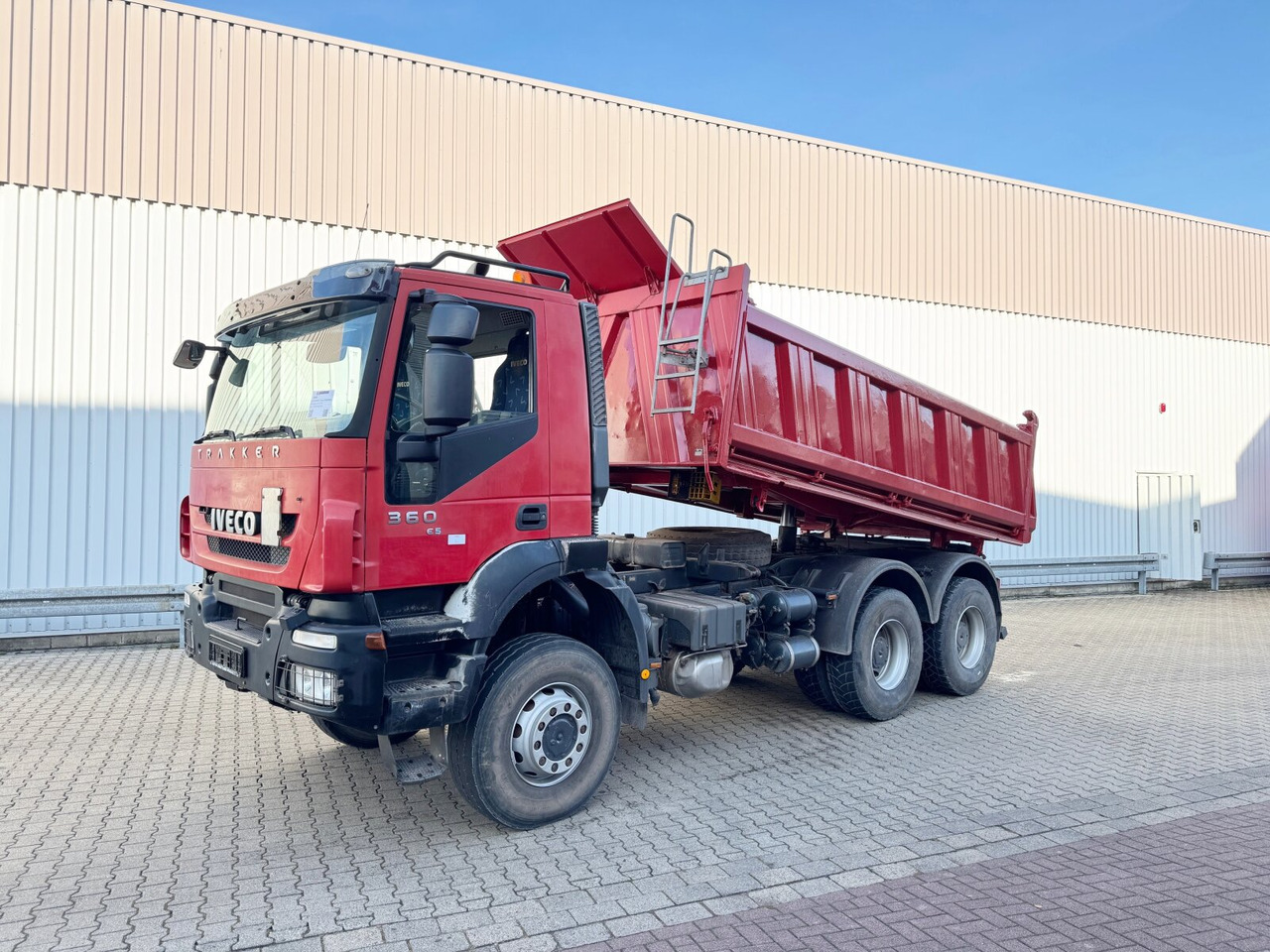 Trakker AD260T36W 6x6 Trakker AD260T36W 6x6 - Camião basculante: foto 1 Trakker AD260T36W 6x6 Trakker AD260T36W 6x6 - Camião basculante: foto 1