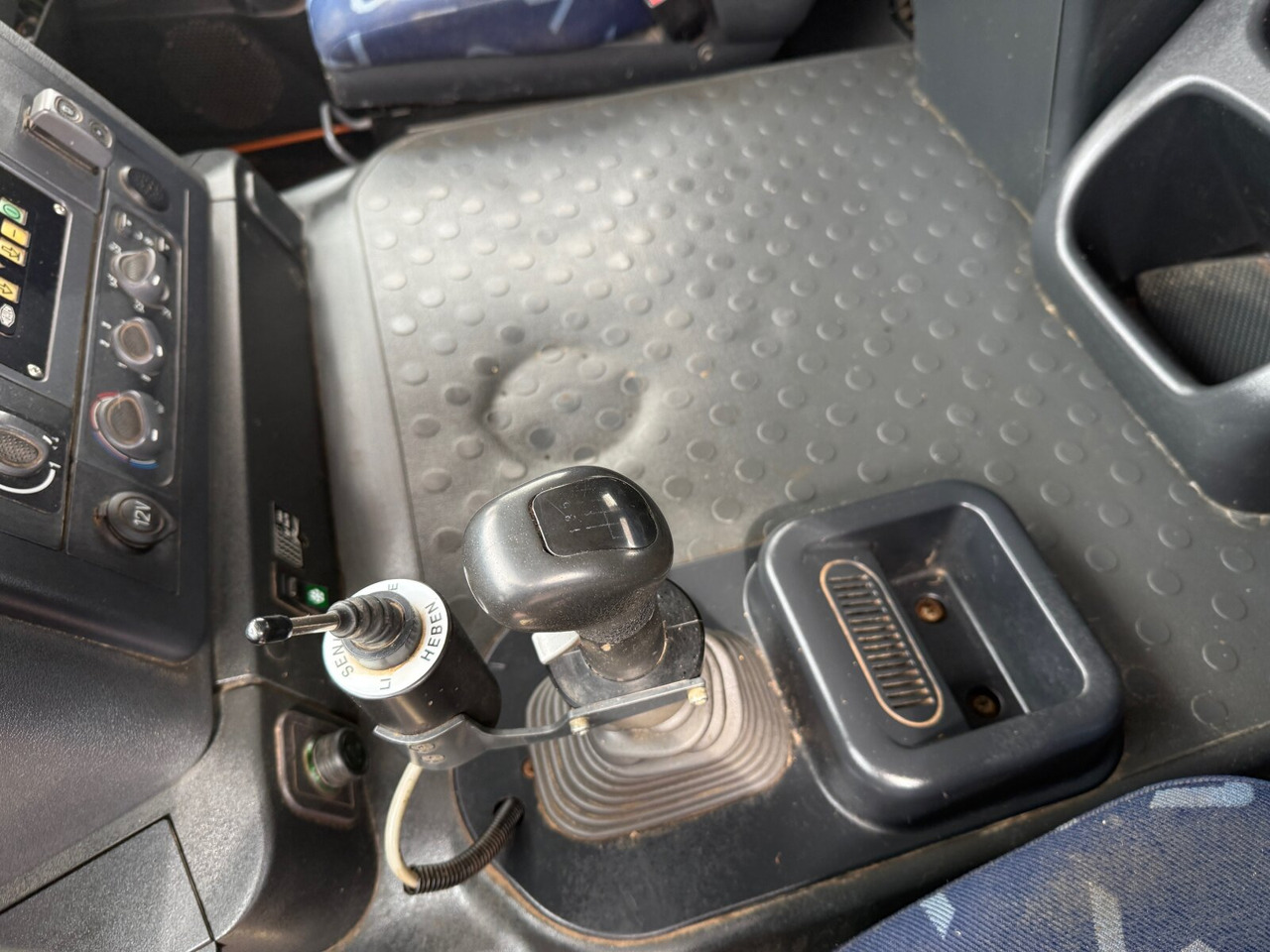 Trakker AT190T33W/P 4x4 Trakker AT190T33W/P 4x4, Winterdienstausstattung - Camião polibenne: foto 3 Trakker AT190T33W/P 4x4 Trakker AT190T33W/P 4x4, Winterdienstausstattung - Camião polibenne: foto 3