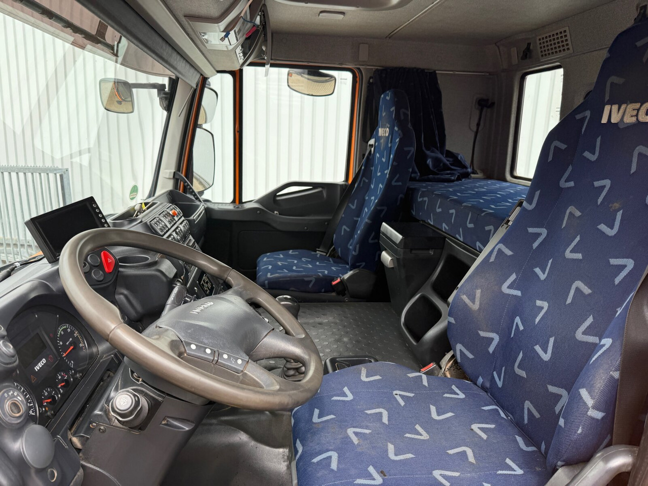 Trakker AT190T33W/P 4x4 Trakker AT190T33W/P 4x4, Winterdienstausstattung - Camião polibenne: foto 4 Trakker AT190T33W/P 4x4 Trakker AT190T33W/P 4x4, Winterdienstausstattung - Camião polibenne: foto 4