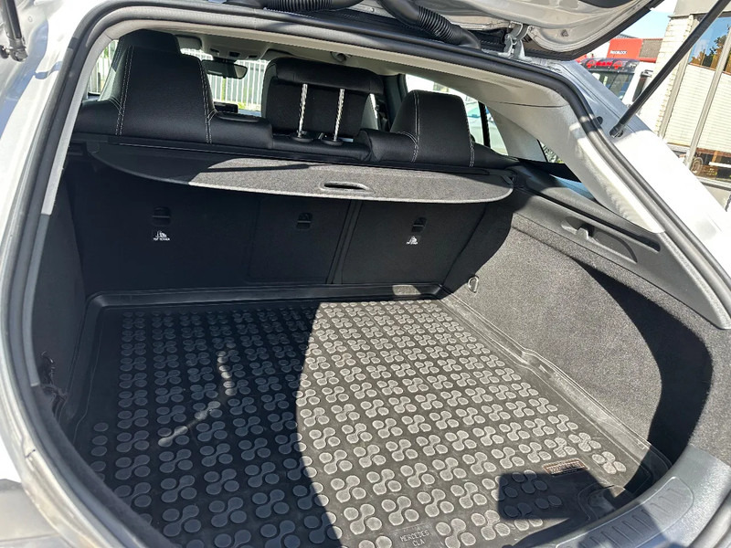 Mercedes-Benz CLA-Klasse 200 D - SHOOTING BRAKE + STANDKLIMA + NAVI - Automóvel: foto 4 Mercedes-Benz CLA-Klasse 200 D - SHOOTING BRAKE + STANDKLIMA + NAVI - Automóvel: foto 4