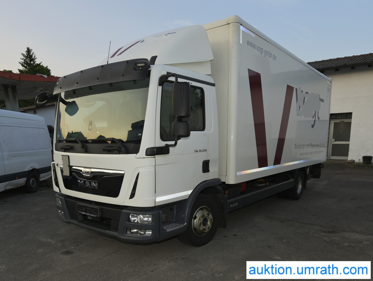 MAN TGL 12.250 4x2 L/BL Koffer Ladebordwand Klimaautomatik NAVI Luftfederung Automatikgetriebe EURO 6 - Camião furgão: foto 1 MAN TGL 12.250 4x2 L/BL Koffer Ladebordwand Klimaautomatik NAVI Luftfederung Automatikgetriebe EURO 6 - Camião furgão: foto 1