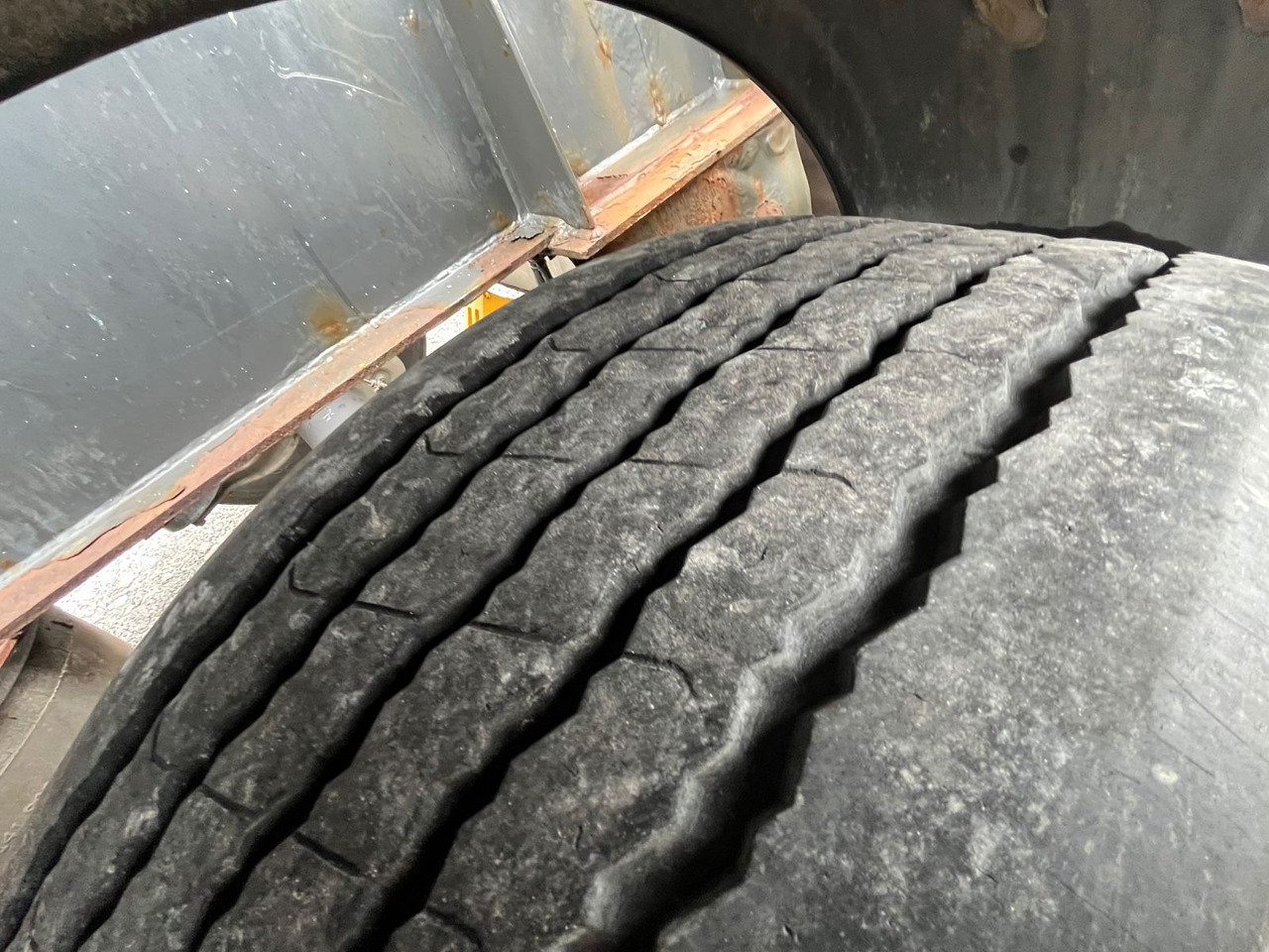 Schwarzmüller S1 R-Serie Tank Chassis ADR SAF Alufelgen - Semi-reboque transportador de contêineres/ Caixa móvel: foto 5 Schwarzmüller S1 R-Serie Tank Chassis ADR SAF Alufelgen - Semi-reboque transportador de contêineres/ Caixa móvel: foto 5