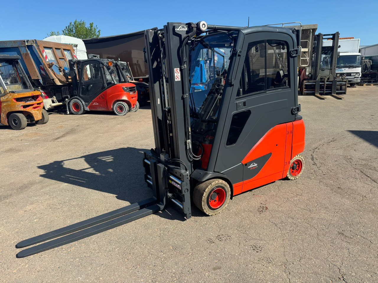 LINDE E20PHL-02 Elektro Triplex Kabine Heizung integriertes Ladegerät - Empilhadeira elétrica: foto 1 LINDE E20PHL-02 Elektro Triplex Kabine Heizung integriertes Ladegerät - Empilhadeira elétrica: foto 1