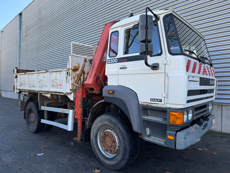 DAF 2300 / 4X4 / Crane + Kipper / 217.000 KM / Full Steel / Belgium Truck - Camião grua: foto 2 DAF 2300 / 4X4 / Crane + Kipper / 217.000 KM / Full Steel / Belgium Truck - Camião grua: foto 2