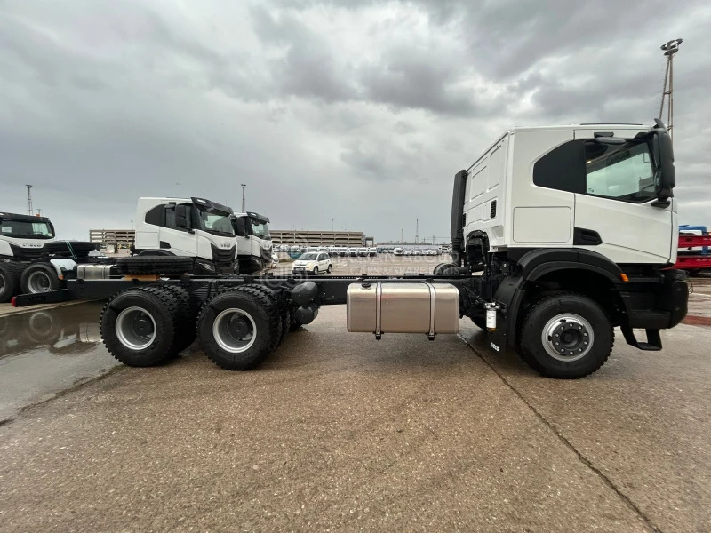 Iveco T-WAY AT380T43H 6x4 R20 Tyres Chassis - Barcelona Stock - Camião chassi: foto 2 Iveco T-WAY AT380T43H 6x4 R20 Tyres Chassis - Barcelona Stock - Camião chassi: foto 2