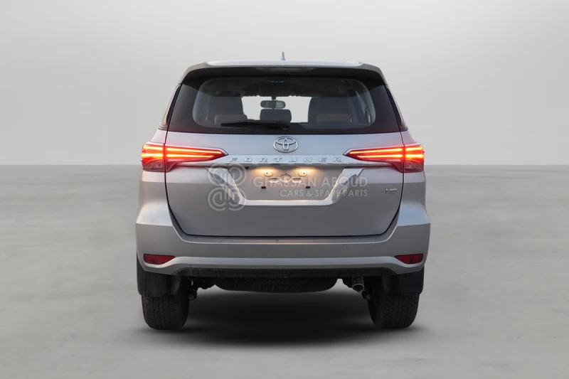 Toyota Fortuner 4x4 - SUV: foto 5 Toyota Fortuner 4x4 - SUV: foto 5