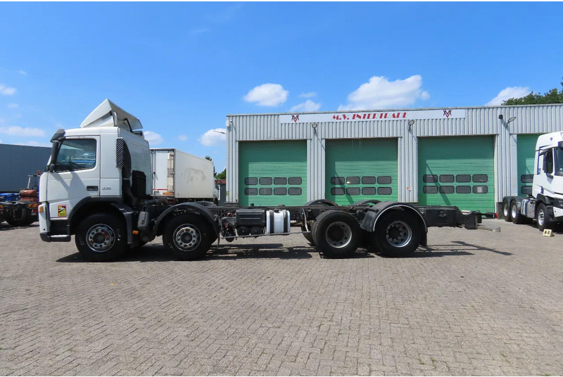 Volvo FM 12.380 8x4 FULL SPRING. 100% condition! - Camião chassi: foto 2 Volvo FM 12.380 8x4 FULL SPRING. 100% condition! - Camião chassi: foto 2