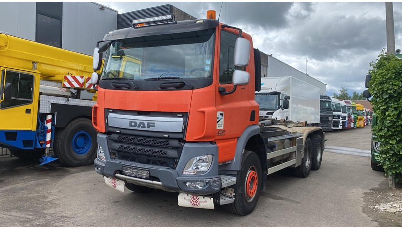 DAF CF 440 6X4 HOOKLIFT 20T - MANUAL GEARBOX - 315.000km - EURO 6 - BE TRUCK - Camião polibenne: foto 2 DAF CF 440 6X4 HOOKLIFT 20T - MANUAL GEARBOX - 315.000km - EURO 6 - BE TRUCK - Camião polibenne: foto 2