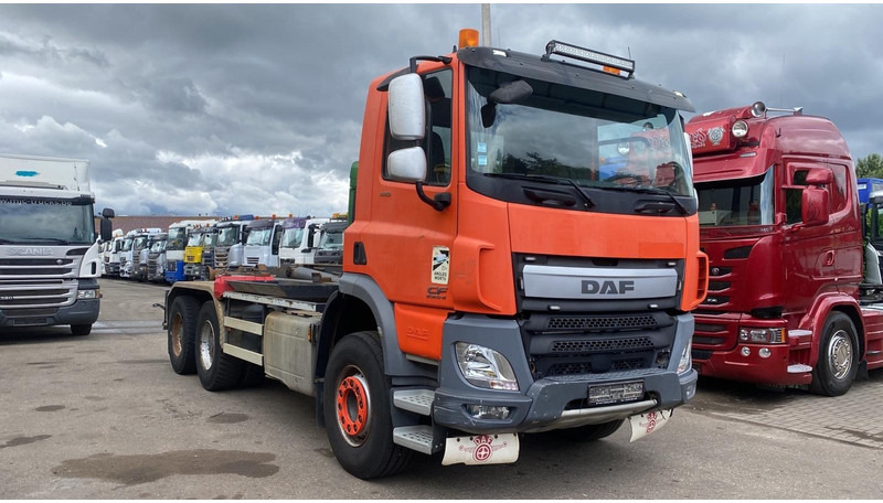 DAF CF 440 6X4 HOOKLIFT 20T - MANUAL GEARBOX - 315.000km - EURO 6 - BE TRUCK - Camião polibenne: foto 1 DAF CF 440 6X4 HOOKLIFT 20T - MANUAL GEARBOX - 315.000km - EURO 6 - BE TRUCK - Camião polibenne: foto 1