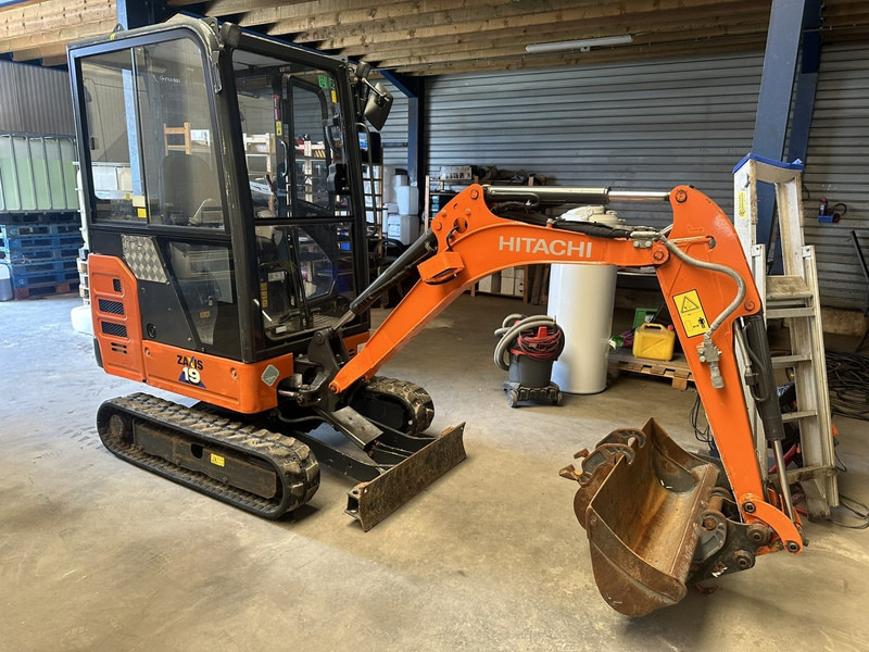 Hitachi ZAXIS ZX19-6 CR 1.9T - 1349H - CABINE - ADJUSTABLE TRACKS - EXTRA HYDR - QUICK HITCH - BE MACHINE - Mini escavadeira: foto 1 Hitachi ZAXIS ZX19-6 CR 1.9T - 1349H - CABINE - ADJUSTABLE TRACKS - EXTRA HYDR - QUICK HITCH - BE MACHINE - Mini escavadeira: foto 1
