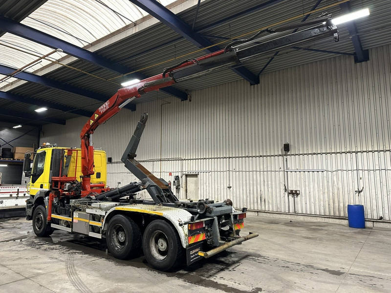 Iveco TRAKKER 350 6x4 HOOKLIFT + CRANE FASSI F120.22 (5/6 F) - *342.000km* - STEEL SPRING / BIG AXLES - AS TRONIC AUTOMATIC GEARBOX - Camião polibenne, Camião grua: foto 4 Iveco TRAKKER 350 6x4 HOOKLIFT + CRANE FASSI F120.22 (5/6 F) - *342.000km* - STEEL SPRING / BIG AXLES - AS TRONIC AUTOMATIC GEARBOX - Camião polibenne, Camião grua: foto 4