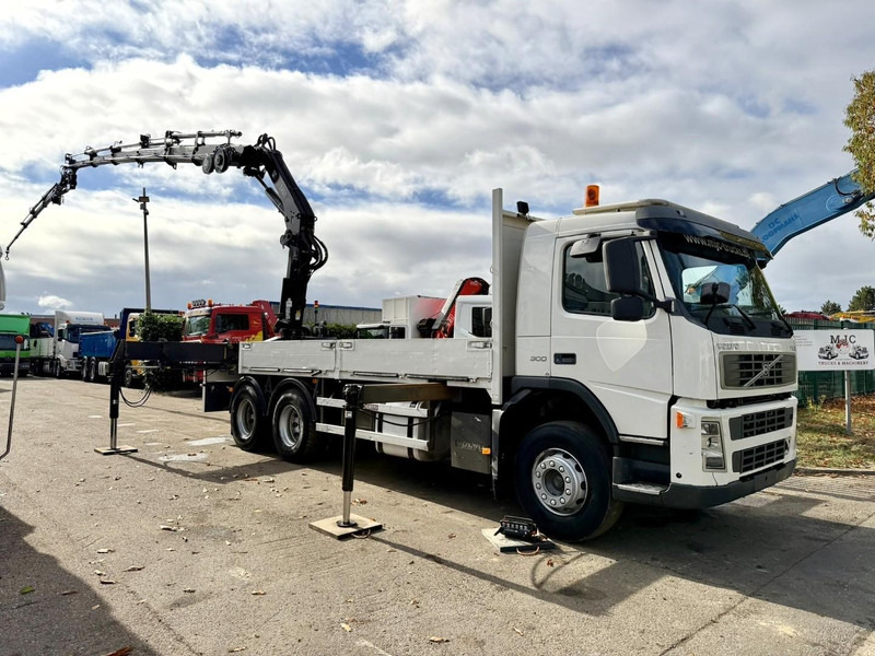 Volvo FM 300 6x4 + (25.8m!) PRITSCHE + KRAN HIAB 245 E-5 + JIB 65 X-3 + 2 ME - *228.000km* - MANUAL - A/C - EURO 3 - BELGIAN TRUCK - Camião de caixa aberta/ Plataforma, Camião grua: foto 2 Volvo FM 300 6x4 + (25.8m!) PRITSCHE + KRAN HIAB 245 E-5 + JIB 65 X-3 + 2 ME - *228.000km* - MANUAL - A/C - EURO 3 - BELGIAN TRUCK - Camião de caixa aberta/ Plataforma, Camião grua: foto 2