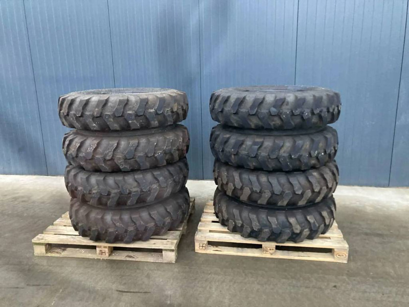 Apollo 1000 x 20 Set / 10.00 x 20: 4x2 Tyres - Jantes e pneus por Máquina de construção: foto 1 Apollo 1000 x 20 Set / 10.00 x 20: 4x2 Tyres - Jantes e pneus por Máquina de construção: foto 1