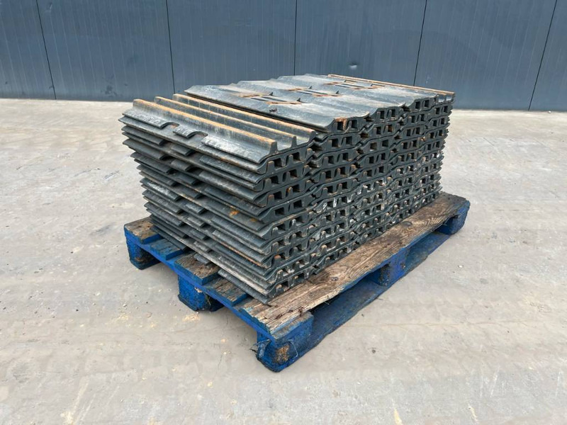 Hyundai R210 / R215 / R220 Shoes 3 Grouser 600mm - Estrutura/ Châssis por Máquina de construção: foto 1 Hyundai R210 / R215 / R220 Shoes 3 Grouser 600mm - Estrutura/ Châssis por Máquina de construção: foto 1