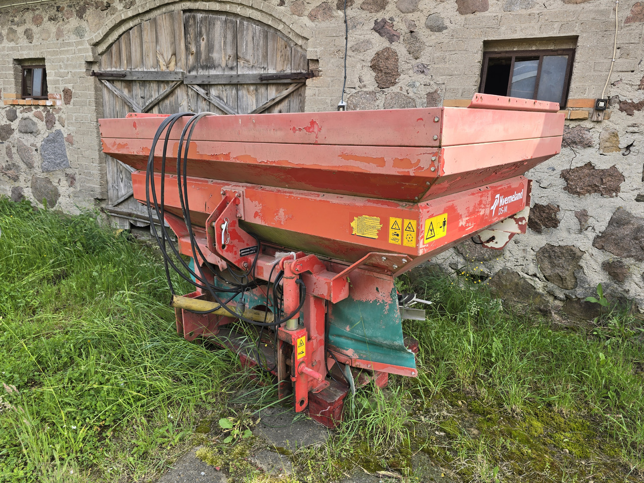 KVERNELAND DS-M 1500 L / 24 m - Distribuidor de fertilizantes: foto 1 KVERNELAND DS-M 1500 L / 24 m - Distribuidor de fertilizantes: foto 1