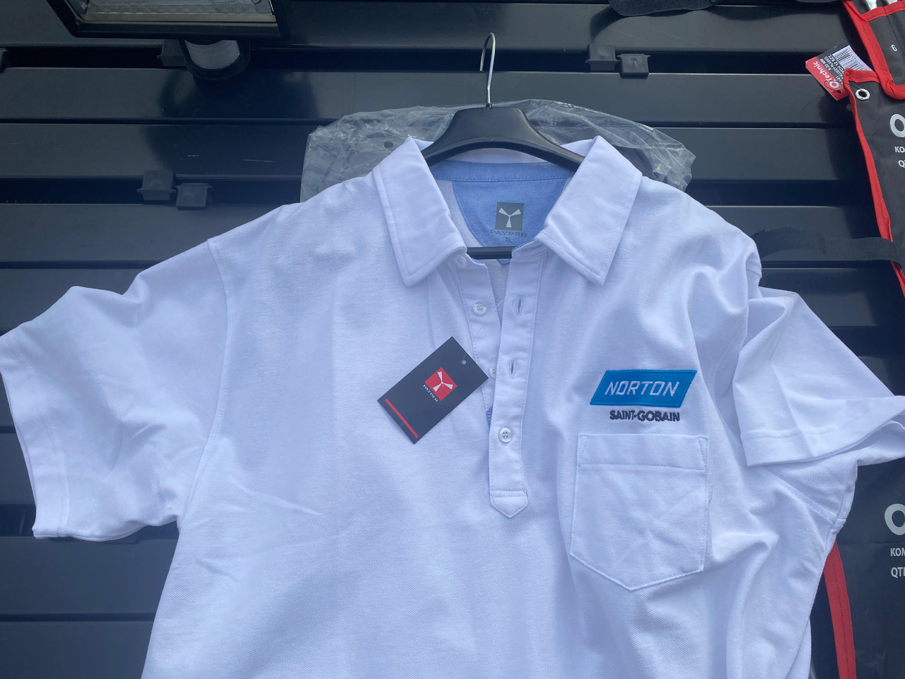 Norton, Dedra ukośnica, zestaw kluczy, lampa z czujnikiem, koszulka Polo - Máquina de outro: foto 4 Norton, Dedra ukośnica, zestaw kluczy, lampa z czujnikiem, koszulka Polo - Máquina de outro: foto 4