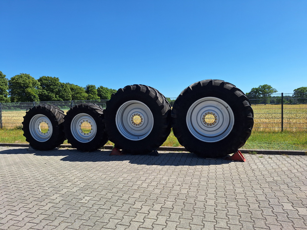 Trelleborg Trelleborg - Pneu por Máquina de construção: foto 1 Trelleborg Trelleborg - Pneu por Máquina de construção: foto 1