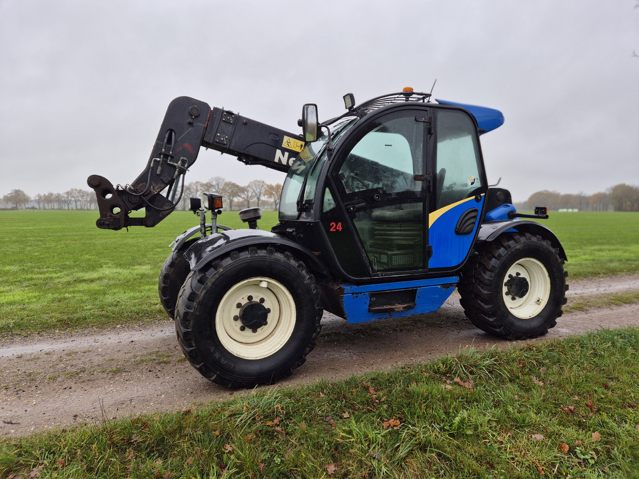 NEW HOLLAND LM 5040 - Máquina de construção: foto 1 NEW HOLLAND LM 5040 - Máquina de construção: foto 1