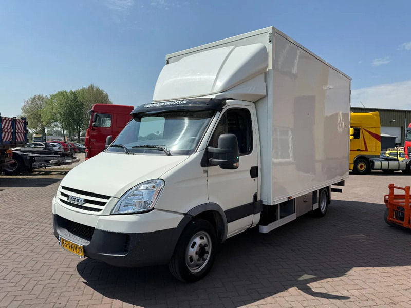 Iveco Daily Daily 40C15 Koffer mit Isokoffer (mit Heizung) und Ladebordwand - Carrinha de contentor: foto 2 Iveco Daily Daily 40C15 Koffer mit Isokoffer (mit Heizung) und Ladebordwand - Carrinha de contentor: foto 2