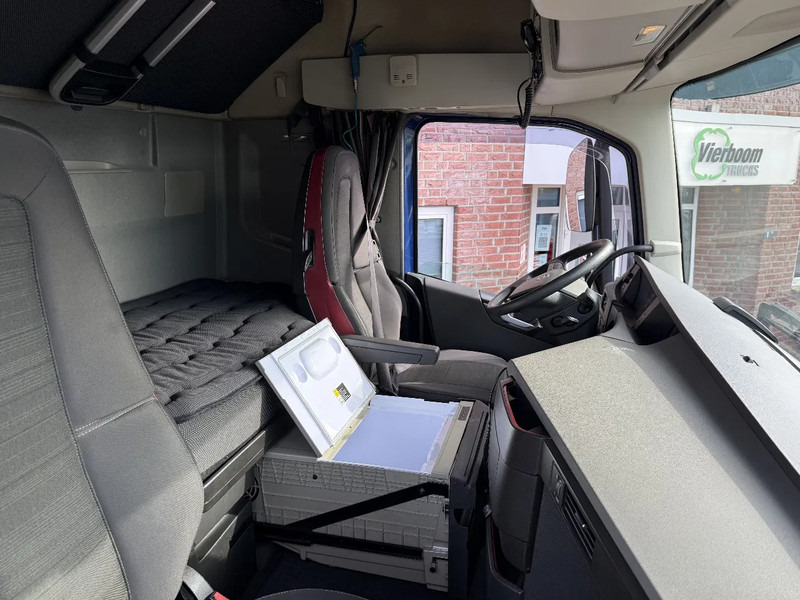 Volvo FH FH420 Globetrotter lowdeck / 2x tank / acc / Volvo Service / Top condition NL Truck - Tractor: foto 5 Volvo FH FH420 Globetrotter lowdeck / 2x tank / acc / Volvo Service / Top condition NL Truck - Tractor: foto 5