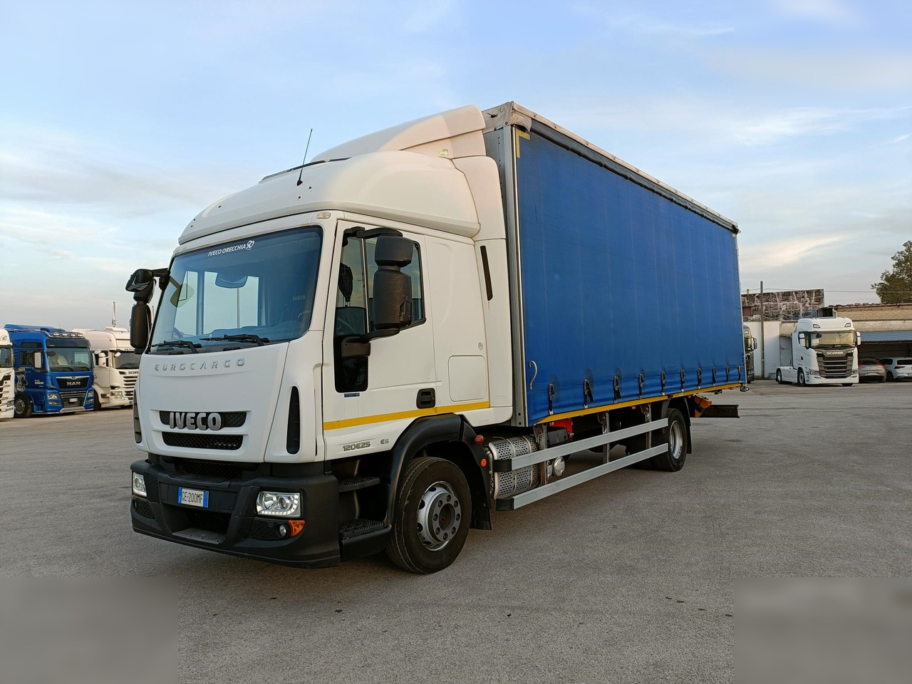 IVECO EUROCARGO 120E25 - Camião de lona: foto 1 IVECO EUROCARGO 120E25 - Camião de lona: foto 1
