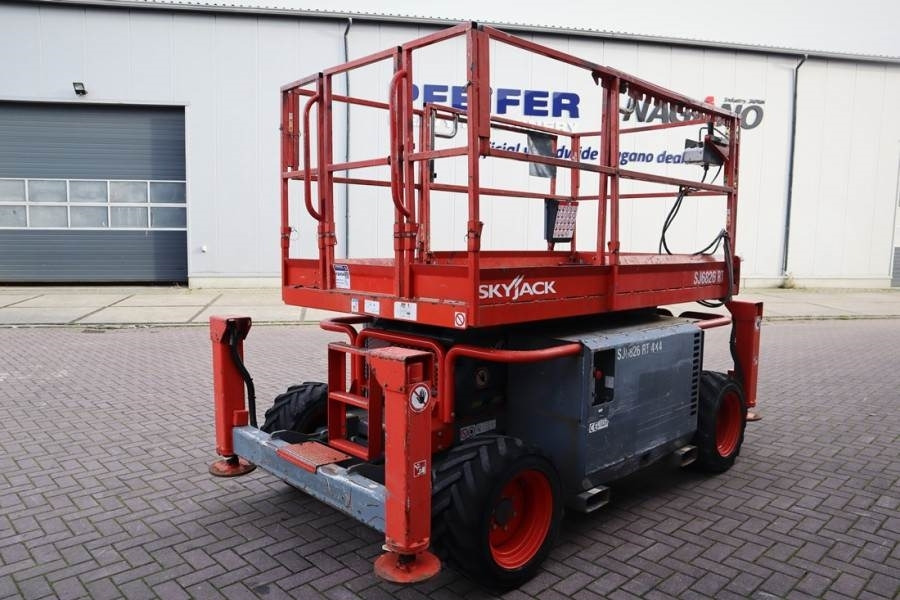 SkyJack SJ6826 Diesel, 4x4 Drive, 10m Working Height, 567k - Plataforma de Tijera/ Plataforma de tesoura: foto 2 SkyJack SJ6826 Diesel, 4x4 Drive, 10m Working Height, 567k - Plataforma de Tijera/ Plataforma de tesoura: foto 2